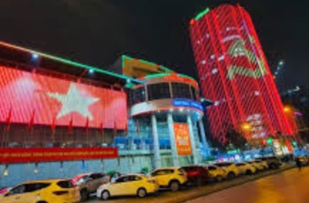 Video: Nhiều tòa nhà chiếu đèn led chào mừng Đại hội Đảng XIII 