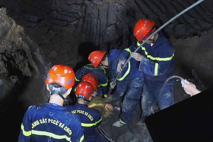 Bé trai 10 tuổi lọt xuống trụ bê tông sâu 35m ở Đồng Tháp