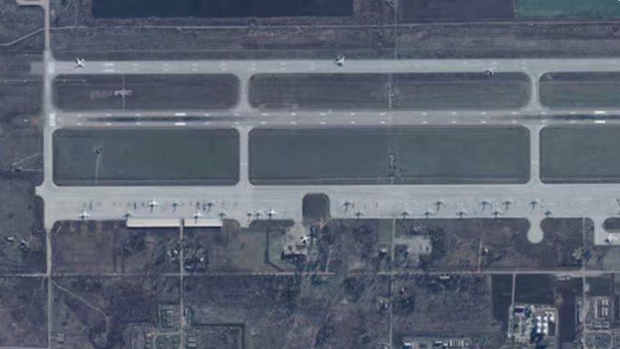 Ukraine tấn công 4 sân bay sâu trong nước Nga