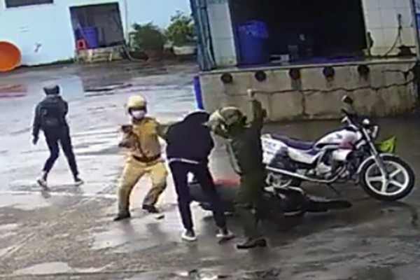 Công an Sóc Trăng đánh 2 thiếu niên