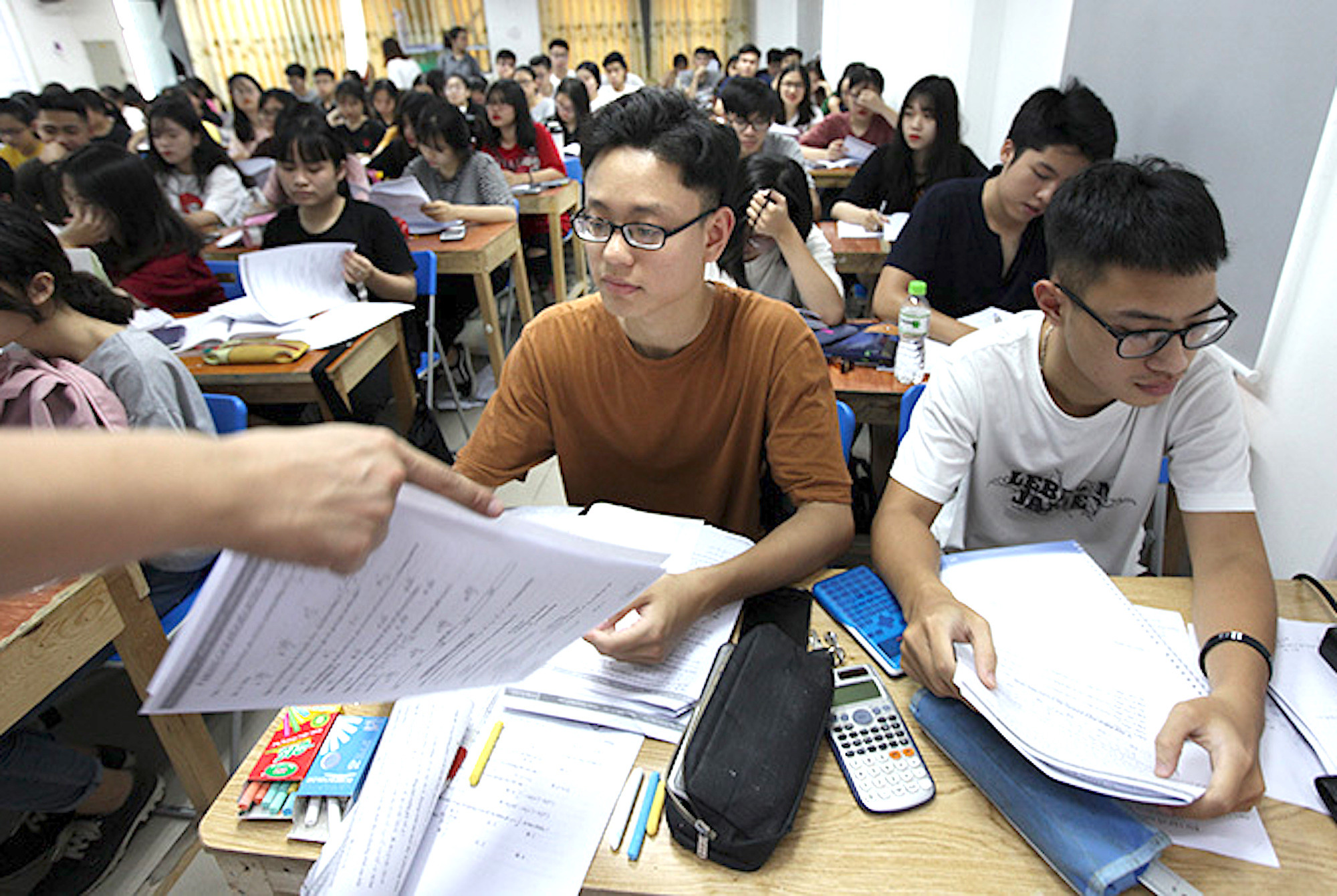 Có nên cấm dạy thêm, học thêm?