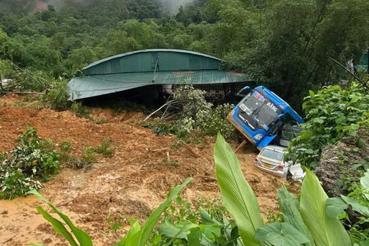 Sạt lở, lũ quét vùi lấp nhiều nhà và xe ở Hà Giang, nhiều người bị thương