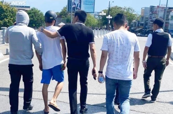 Mang súng AK cướp tiệm vàng ở Huế