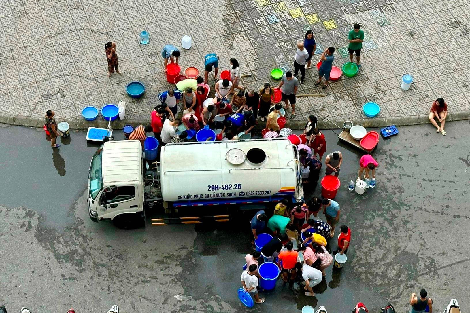 Khu đô thị 30.000 dân ở Hà Nội bị cắt nước, dân xếp hàng thâu đêm chờ nước 'tiếp tế'