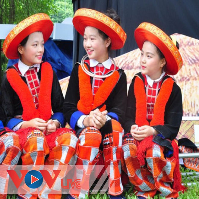 Thiếu nhi các dân tộc dâng Người khúc hát dân ca