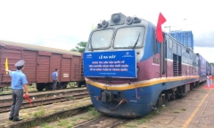 Tàu liên vận chở 500 tấn hàng rời Bình Dương đi thẳng qua Trung Quốc