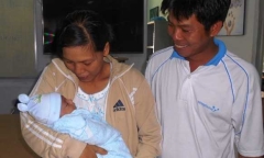 Bé trai bị đâm xuyên sọ xuất viện trong niềm vui của người thân