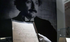 Đấu giá kỷ lục 15 triệu USD cho một bản thảo khoa học của Einstein