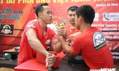 Ảnh: Hàng trăm trai tráng thi vật tay tranh búa đồng nặng 4 kg ở Hà Nội