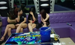 Phát hiện nhiều nữ tiếp viên ăn mặc hở hang, phục vụ khách