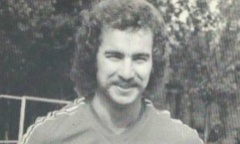 Alfred Riedl: Đẩy Van Gaal lên ghế dự bị, ghi bàn nhiều hơn cả Platini