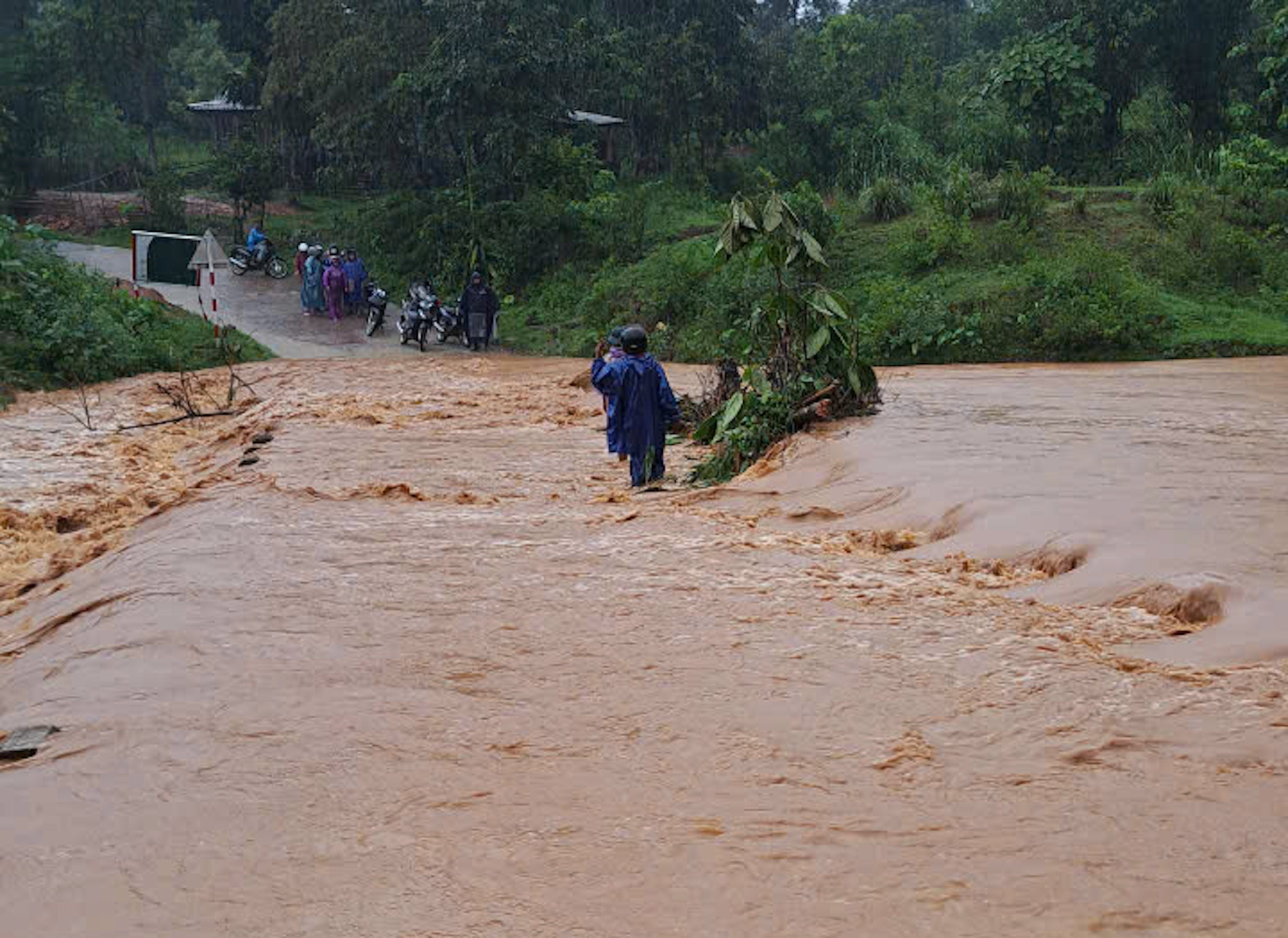 Mưa lớn dồn dập, nước lũ nhấn chìm nhiều cầu tràn ở huyện miền núi Hà Tĩnh