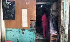 Mẹ bạo hành con ruột tại Hà Đông: Hàng xóm khiếp hãi lối hành xử của người mẹ