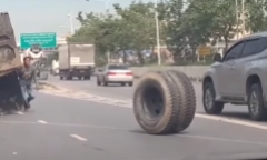 Chở hàng nặng trên phố, xe tải rụng bánh sau