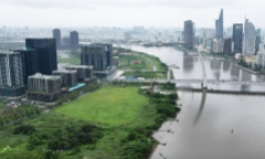 Cảnh đối lập 2 bờ sông Sài Gòn: Nơi sầm uất hiện đại, chỗ cỏ dại mọc um tùm