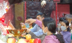 TP.HCM: Nhiều người tới chùa Ngọc Hoàng rót dầu, dâng lễ mong sức khỏe, bình an