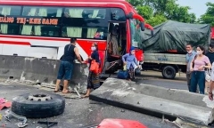 Đi sai làn, xe khách chở 16 người lao vào dải phân cách, bánh văng ra ngoài