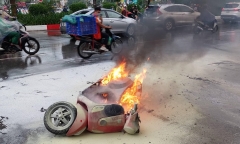 Xe máy cháy rụi dưới mưa giữa phố Hà Nội