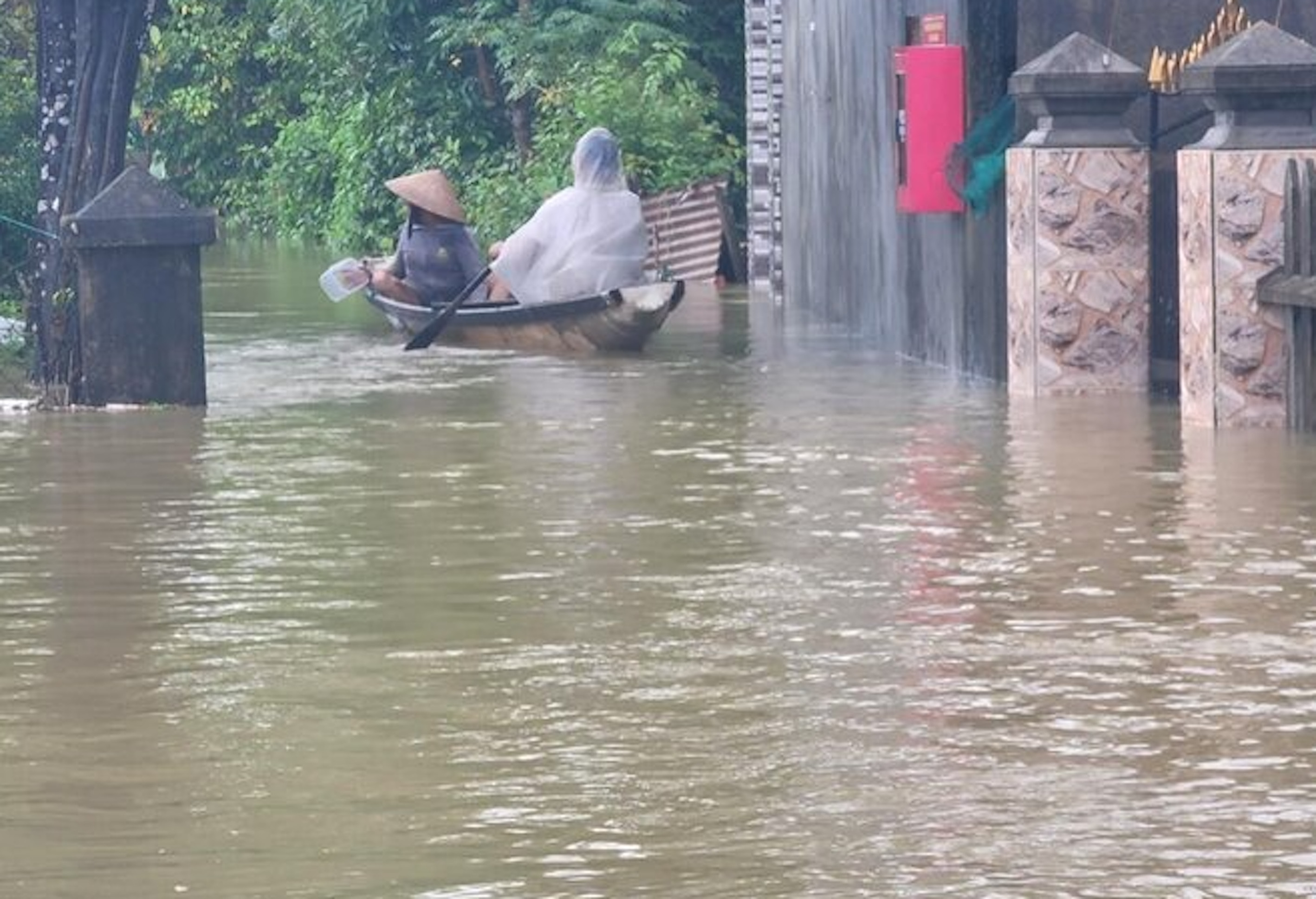 Mưa lớn dồn dập, nước lũ nhấn chìm nhiều cầu tràn ở huyện miền núi Hà Tĩnh