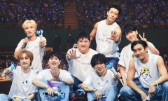 Nhóm nhạc Super Junior bất ngờ nhảy 'See tình' trong concert ở TP.HCM
