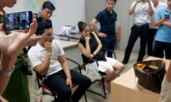 Truy tố vợ chồng cựu tiếp viên hàng không buôn lậu vàng