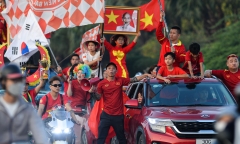 Mỹ Đình 'rực lửa' trước giờ khai màn chung kết Việt Nam vs Thái Lan