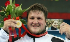 Rơi nước mắt chuyện VĐV cử tạ giành HCV Olympic tặng người vợ quá cố