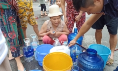 Bộ đội, công an giúp dân Hà Nội thau rửa bể nước nhiễm dầu bẩn