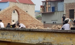 Kỷ luật cô giáo ở Bắc Ninh phạt học sinh đội nắng đẽo gạch trên mái nhà