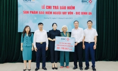 BIC trao gần 900 triệu đồng quyền lợi bảo hiểm cho khách hàng vay vốn