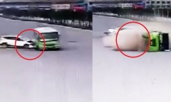 Clip: Ô tô con đột ngột tăng tốc, đâm xe buýt lật nhào thảm khốc