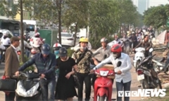 Thấy CSGT, đoàn người dắt xe máy ngược chiều trên vỉa hè: Hành vi chống đối, thách thức