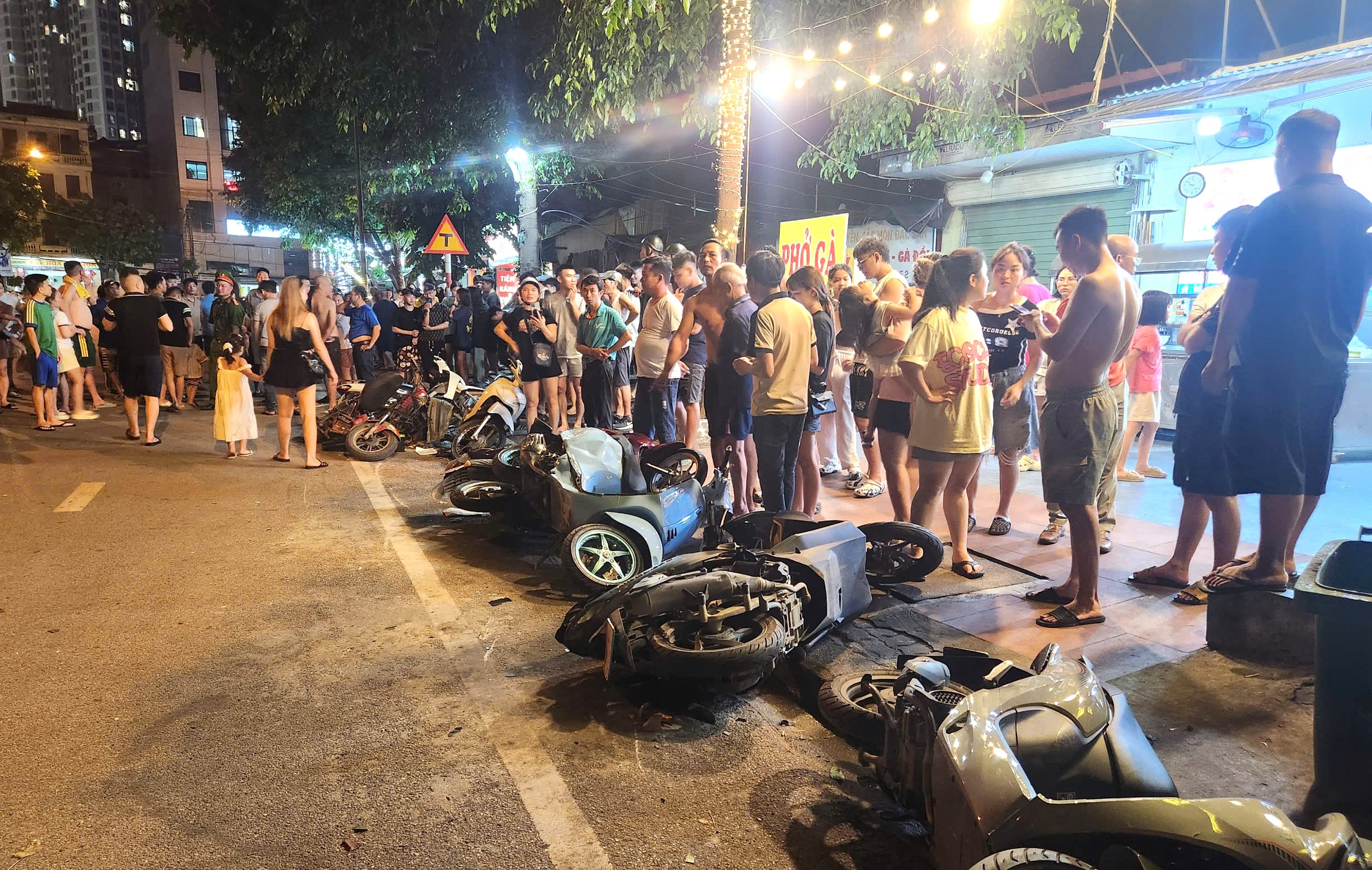 Xe bán tải tông liên hoàn xe máy ở Hà Nội: Nạn nhân kể phút thoát chết thần kỳ