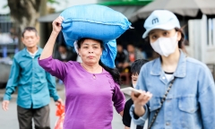 Người dân khệ nệ mang vác quà quê lên Hà Nội sau kỳ nghỉ lễ kéo dài