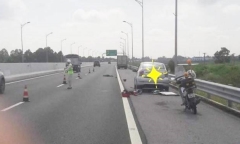 Đang thay lốp trên cao tốc, tài xế ô tô bị xe tải tông chết