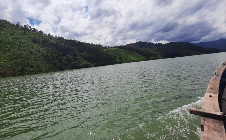 Dựng nhà tạm cho dân ở ngôi làng bị ‘xóa sổ’ sau sạt lở núi