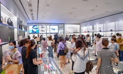 Người dân tấp nập săn 'Quà sale siêu hạng' tại Vincom Black Friday 2023