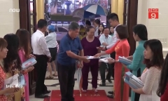 Video: Khán giả Hà Nội đội mưa đi xem 'Thầy Ba Đợi'