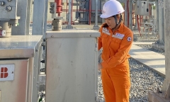 Khi nữ công nhân 'trốn con' đi… trực điện