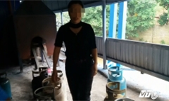 Đột nhập nhà máy sang chiết gas nghi ‘cắt tai, mài vỏ’ ở Hòa Bình