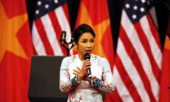 Tranh cãi quanh việc Mỹ Linh hát quốc ca trước Tổng thống Obama thiếu hào hùng