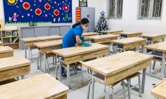 Giáo viên Hà Nội cấp tập phun khử khuẩn, vệ sinh lớp đón học sinh trở lại trường