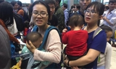 Mùng 1 mới về quê ăn Tết, vẫn rồng rắn xếp hàng chờ đi máy bay