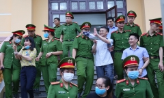 Thái độ hớn hở của bị cáo vụ gian lận thi cử ở Hoà Bình khiến dân mạng nổi giận