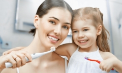 Có nên nhúng kem đánh răng vào nước trước khi đánh răng không?
