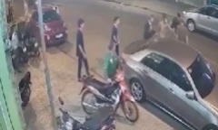 Video: Công an trích camera tìm thủ phạm chém người vô cớ trong phòng karaoke