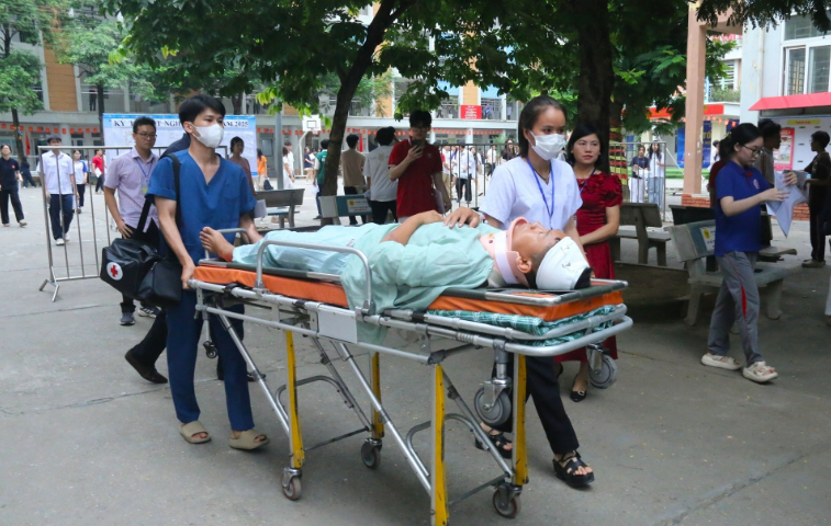 Xe bán tải tông liên hoàn xe máy ở Hà Nội: Nạn nhân kể phút thoát chết thần kỳ