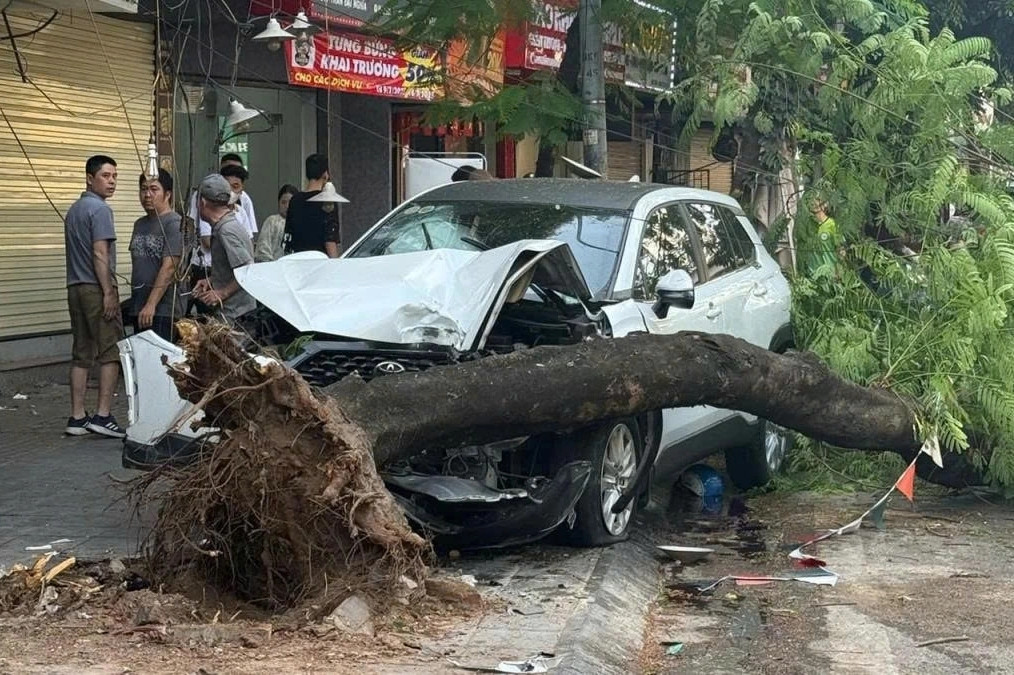 Xe bán tải tông liên hoàn xe máy ở Hà Nội: Nạn nhân kể phút thoát chết thần kỳ