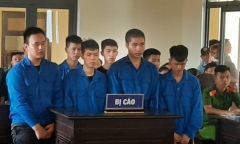 Cầm dao và bom xăng rượt đánh nhầm người đi đường, nhóm côn đồ 'Báo đời' lĩnh án