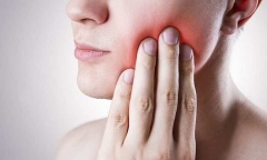 Chủ quan điều trị đau răng ở nhà, người đàn ông suýt chết vì ổ áp xe đầy máu mủ